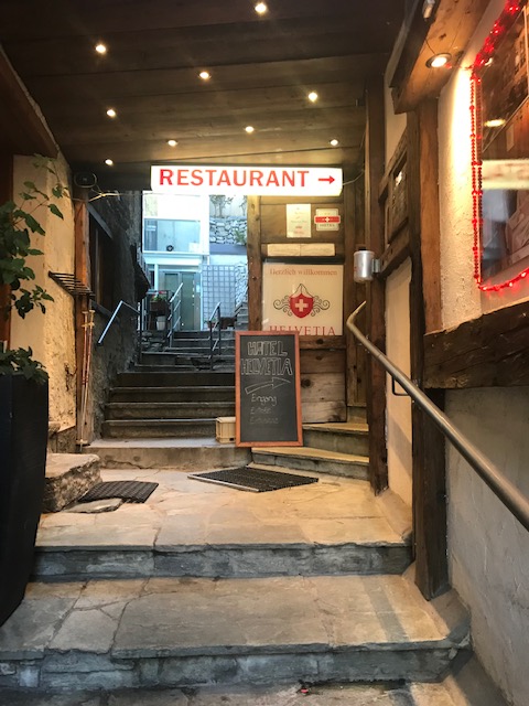 スイスのツェルマットで泊まるホテルもレストラン兼営