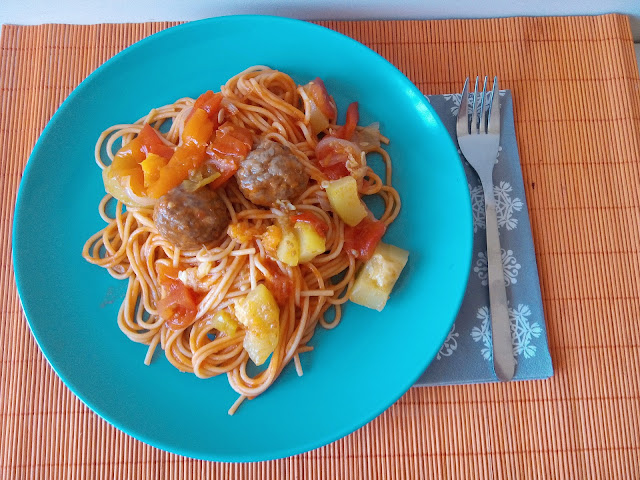 Spaguetis Con Albóndigas Al Curry
