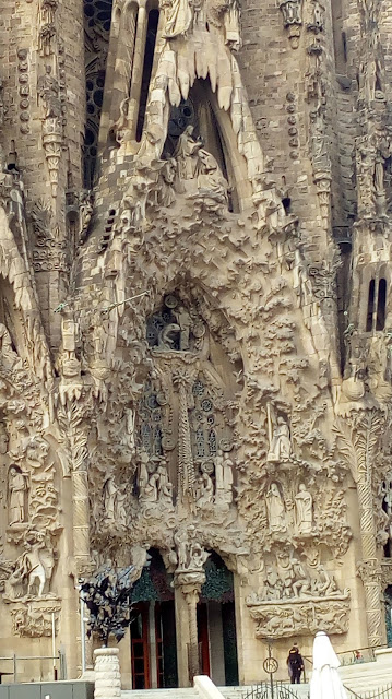 Détail de la façade de la Nativité : la porte de la Charité. Sagrada Familia