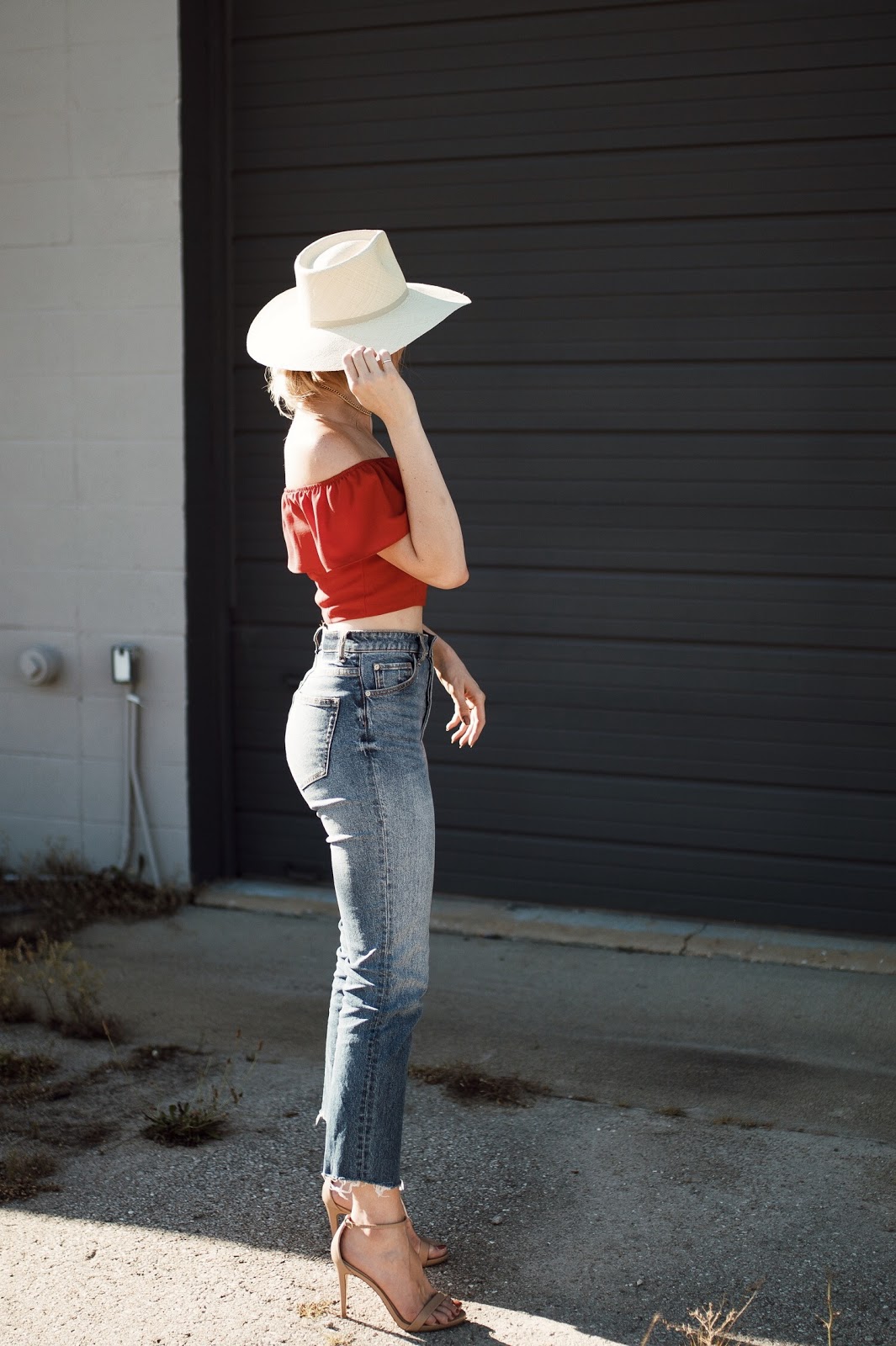 loose-fitting high-waisted jeans with a crop top
