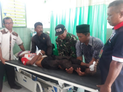 BABINSA KRIKILAN BANTU EVAKUASI JENAZAH AKIBAT SERANGAN JANTUNG