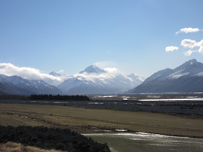 Lago Pukaki y el monte Cook Aoraki al fondo, en Nueva Zelanda Lago Pukaki y el monte Cook Aoraki al fondo, en Nueva Zelanda
