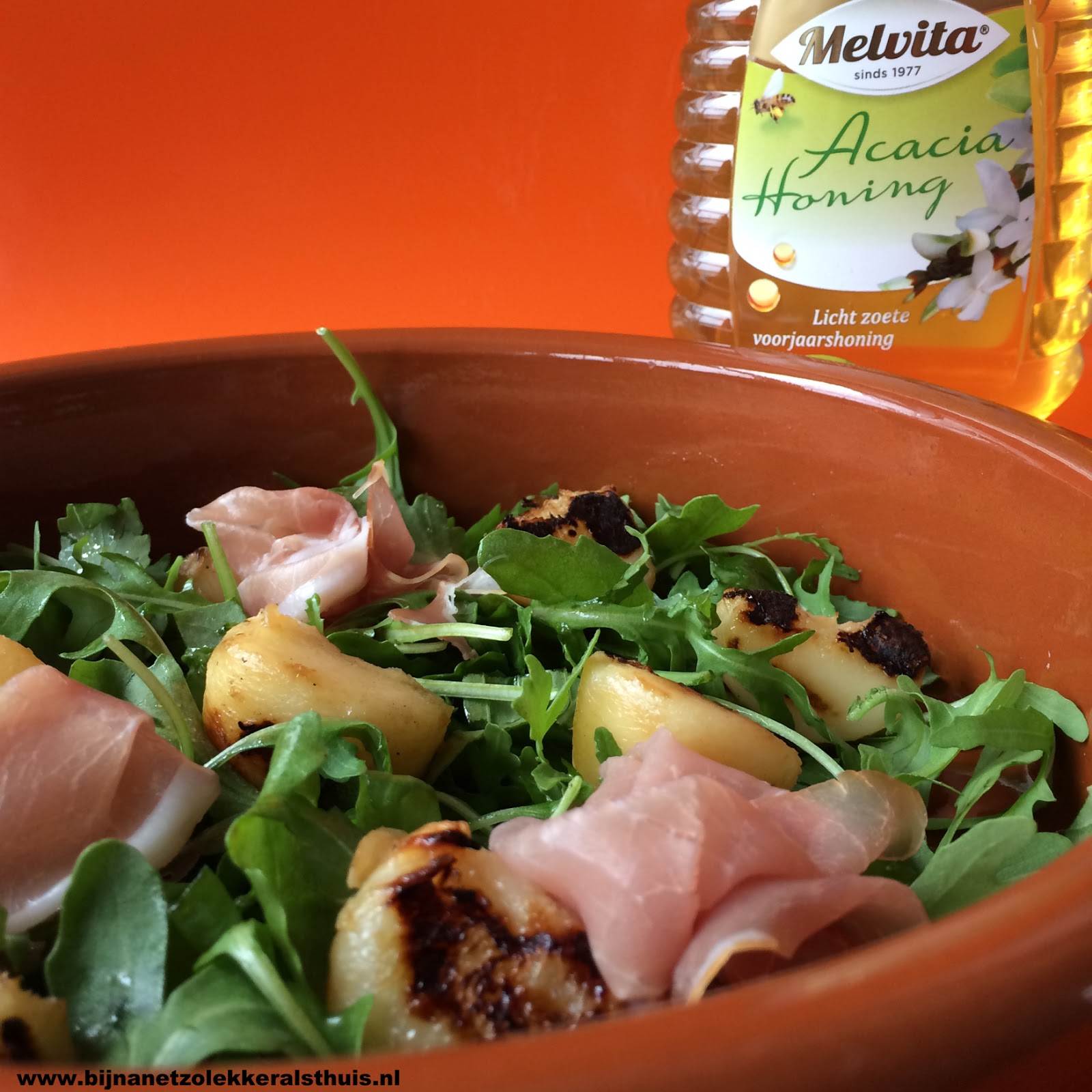 selecteer verantwoordelijkheid Klik bijna net zo lekker als thuis: Salade met rucola, gegrilde perzik, rauwe  ham en honing-rozendressing