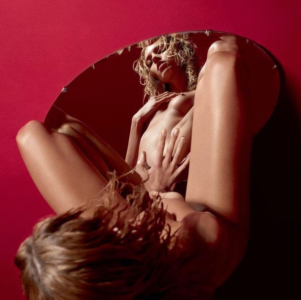 A sala vermelha - lindas modelos top-model nuas em vermelho sensual provocante ensaio fotográfico fashion