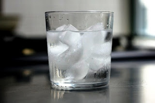 Mitos atau Fakta Wanita Pantang Minum Air Es Saat Haid