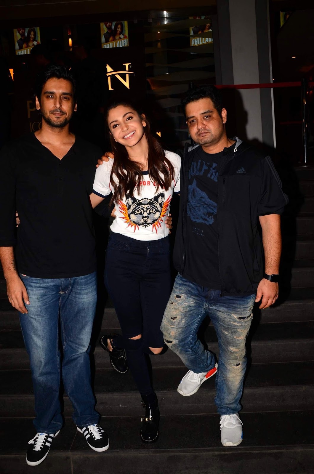 Anushka Sharma Looks Hot At Film â€œPhillauriâ€ Special Screening In Mumbai