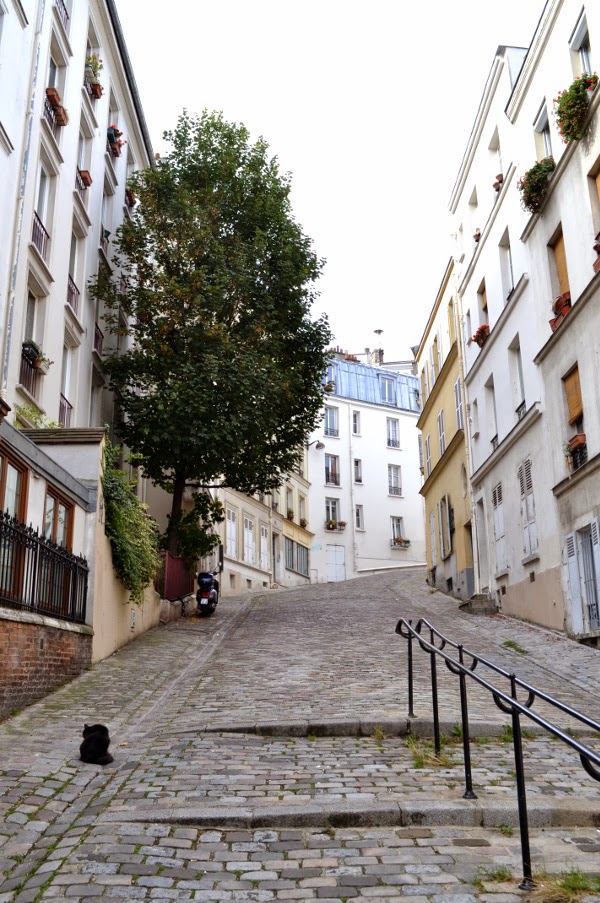 Art et glam La rue du Chevalier de La Barre, Paris 18e, une rue de la butte Montmartre