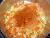 Añadiendo el tomate picado y el pimentón