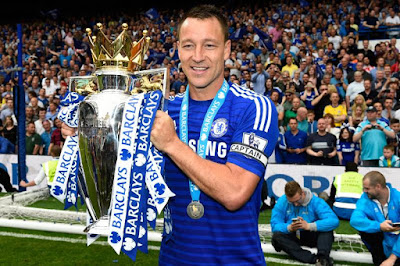 Terry Memegang Trofi Premier League