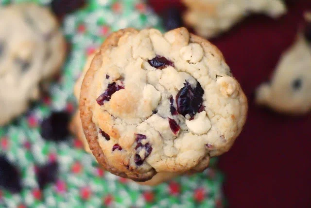 Cranberry White Chocolate Chip Cookies | thetwobiteclub.com