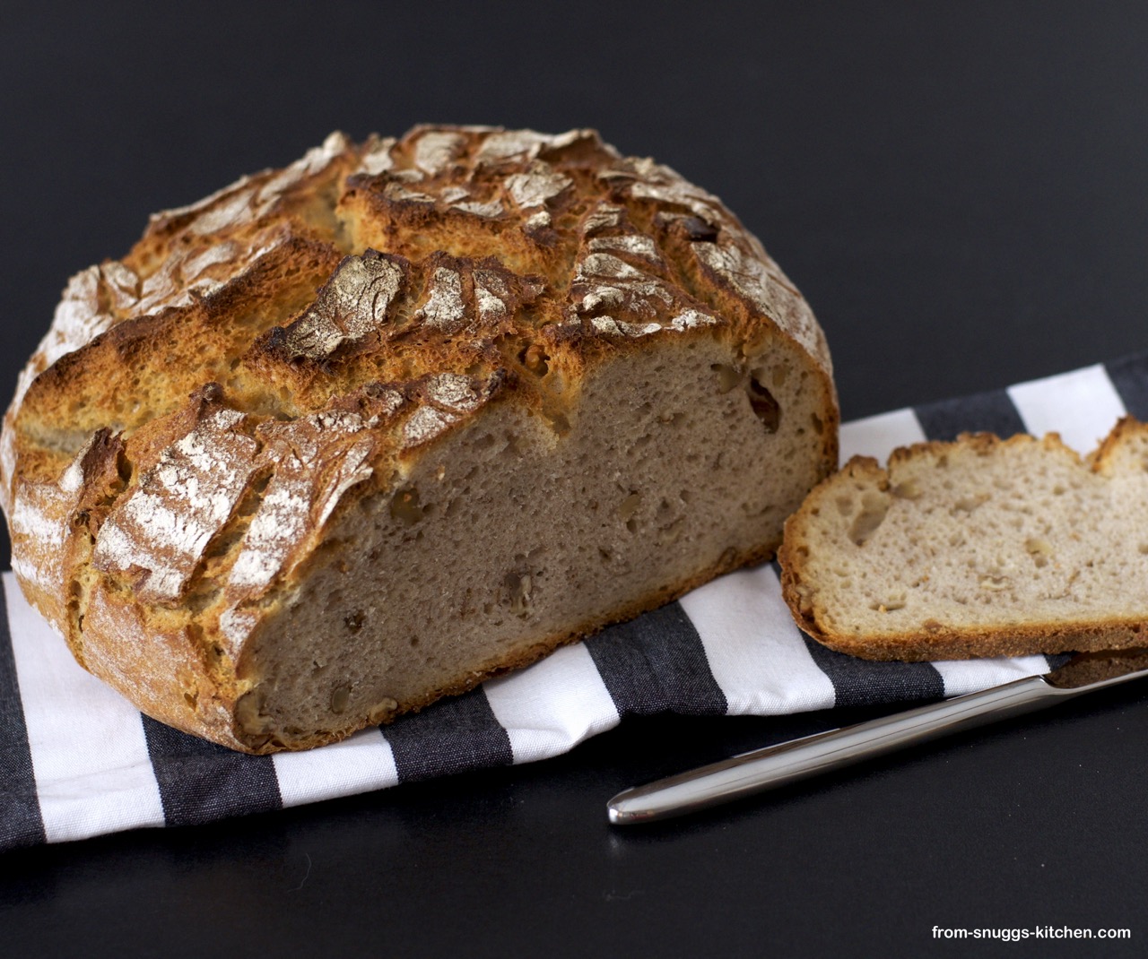 Dinkelbrot mit Kartoffelflocken und Walnüssen