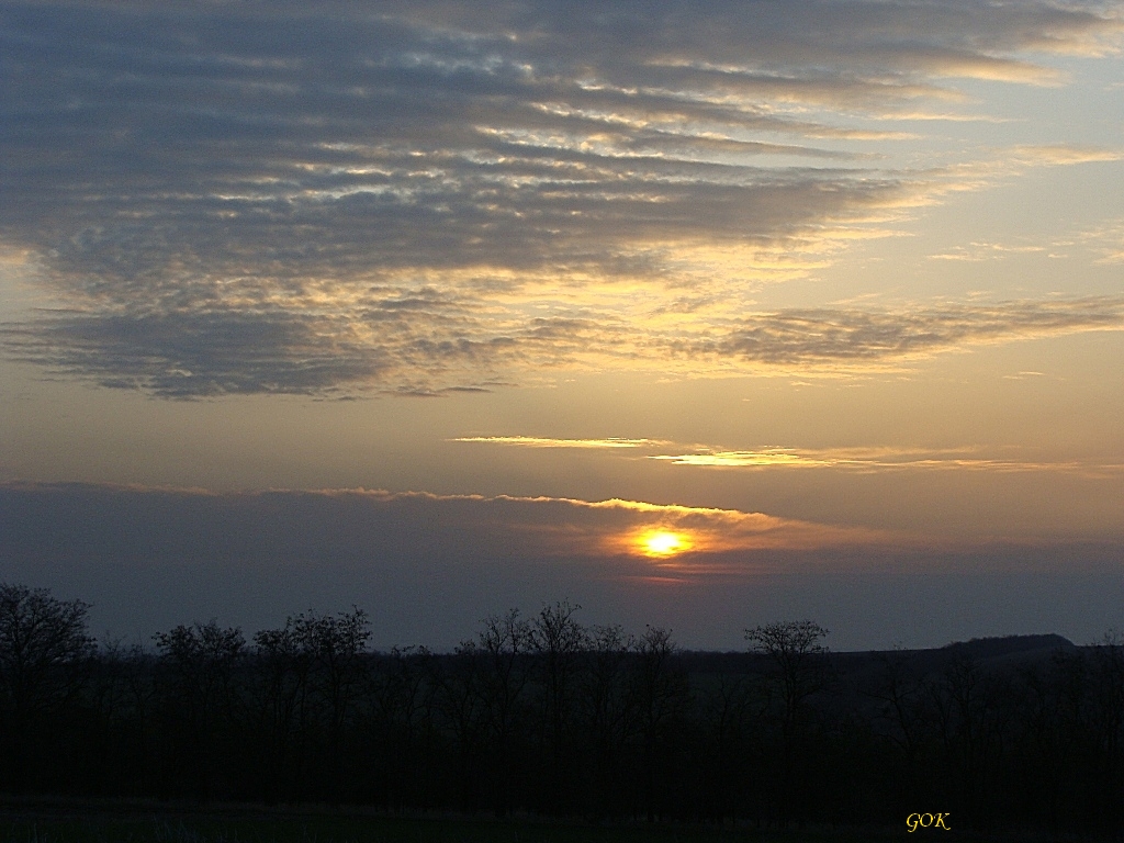 оранжевый город. ровенское полесье. аэродром миус саров. лучи сквозь облака. миус саров.