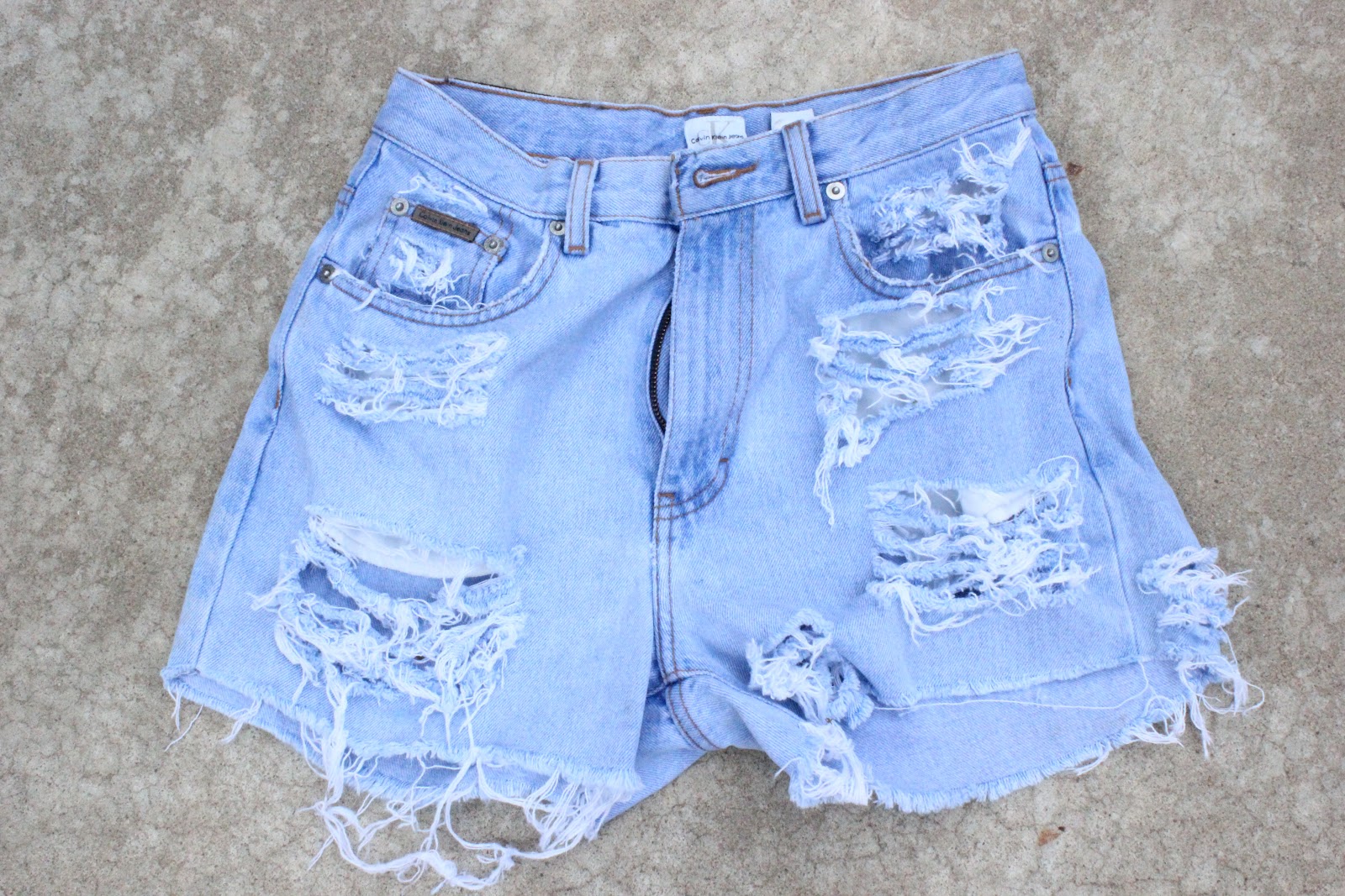 Katie in Kansas: DIY distressed high waisted shorts!