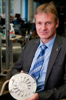 Norbert Müller with a model of the wave disk engine