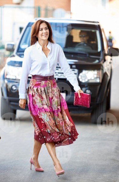 Crown Princess Mary wore Valentino printed silk crepe midi skirt, and Gianvito Rossi pink pumps, she carried Carlend Copenhagen Vanessa clutch