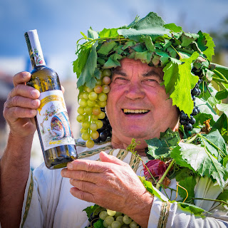 Herbert Graedtke mit der Weinsonderedition 2015. Foto: André Wirsig