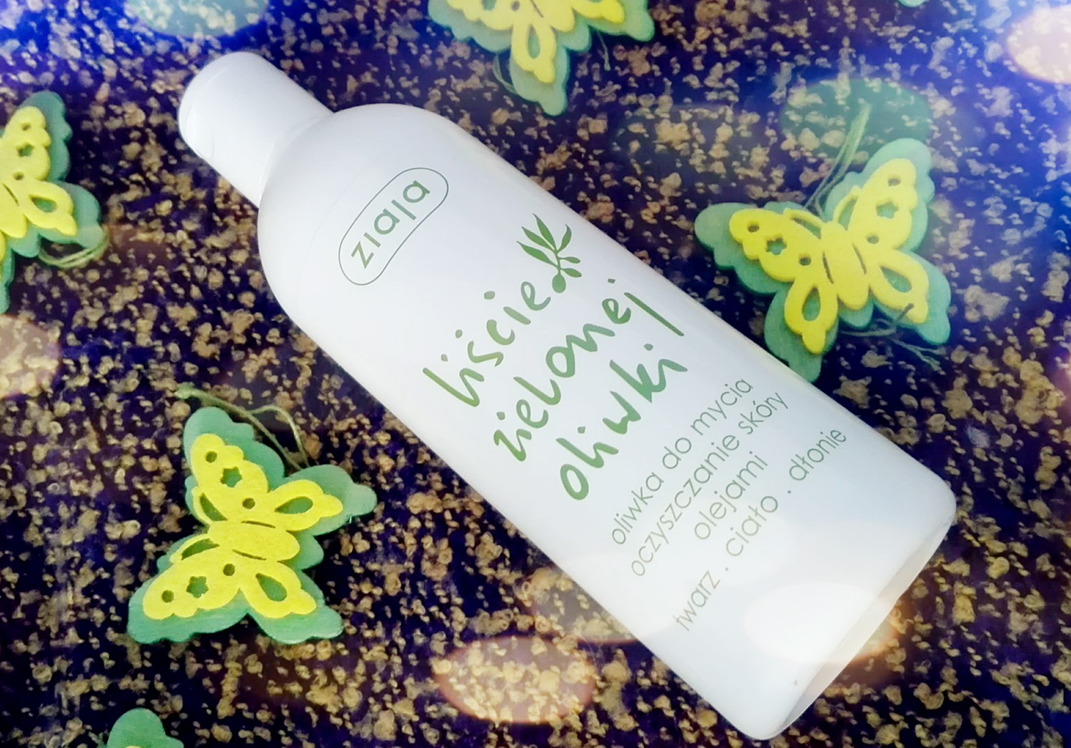 Liście zielonej oliwki zamknięte w małej butelce.