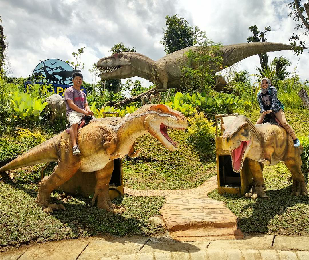 Menjelajahi Dunia Dinosaurus di Dino Park Malang Mbois