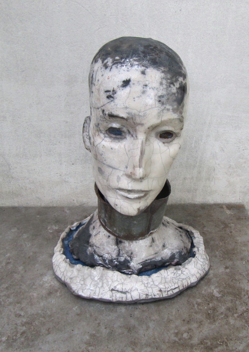 Rzeźba współczesna czarno-biała przestawiająca głowę