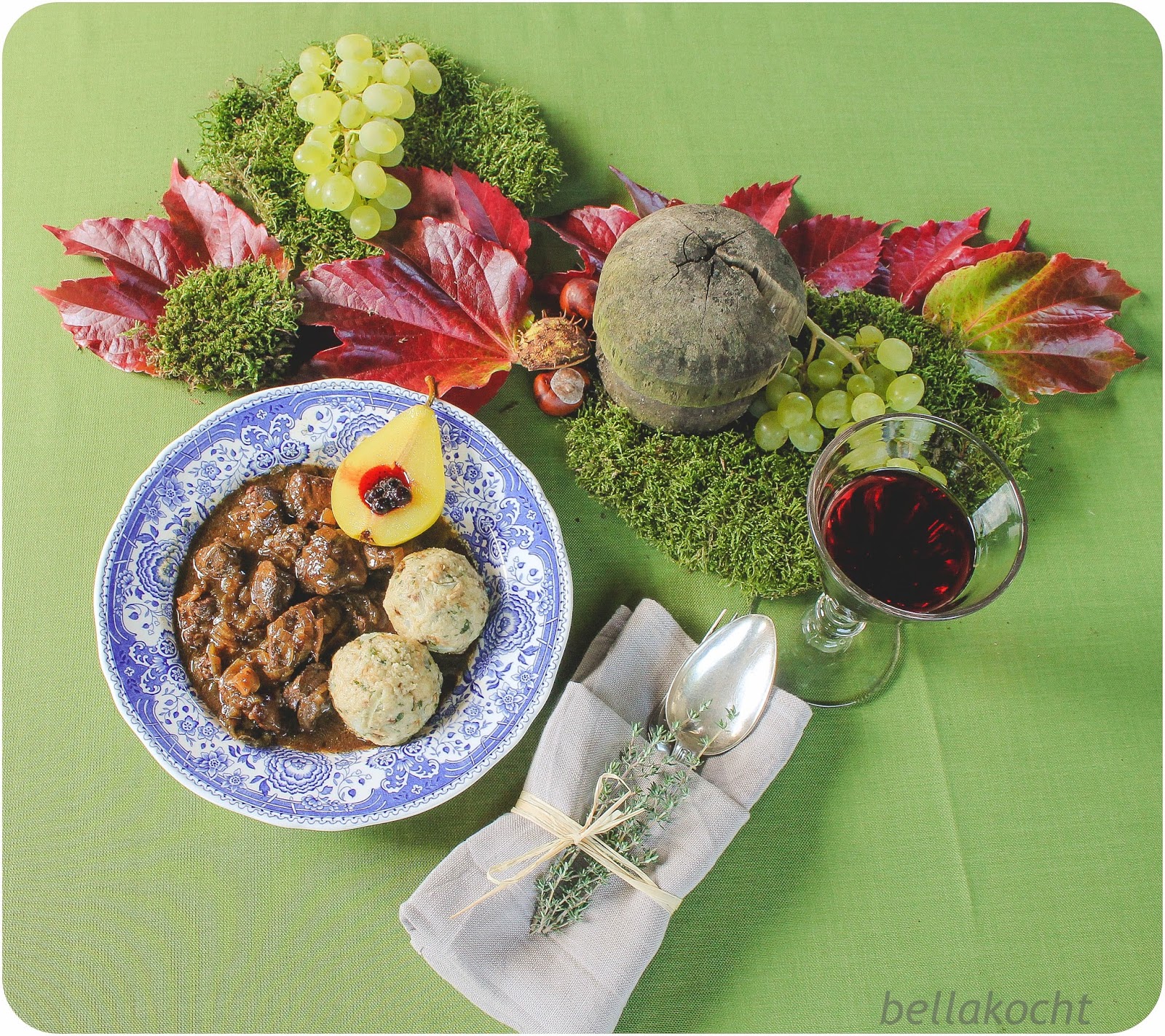 Wildschweingulasch mit Pilz-Semmelknödeln und Safranbirne (Reklame ...