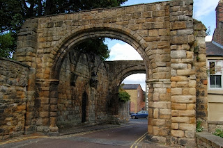 bramy bramki drzwiczki – z tematyki zamknięcia