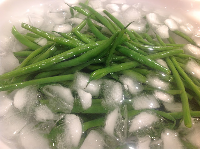 green beans in ice water