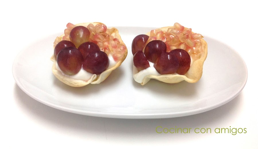 Tartaletas de yogur, uvas y granada