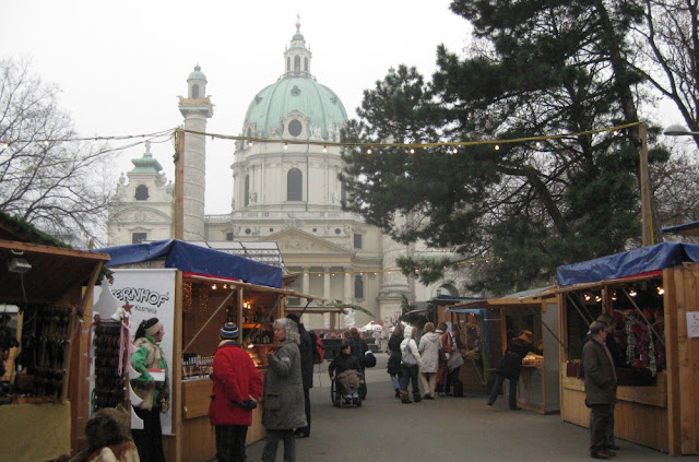 Wien - Weihnachtsmarkt an der Karlskirche Wien - Weihnachtsmarkt an der Karlskirche