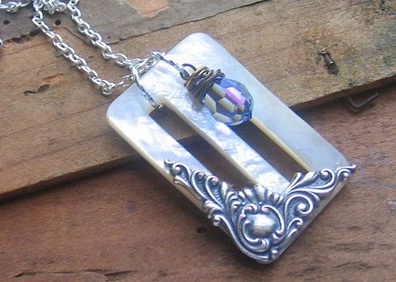 Gunakan gesper sabuk menjadi liontin kalung. Gunakan gesper sabuk menjadi liontin kalung.