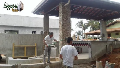 Execução de revestimento com pedras do rio nos pilares de concreto em residência em Itatiba-SP.