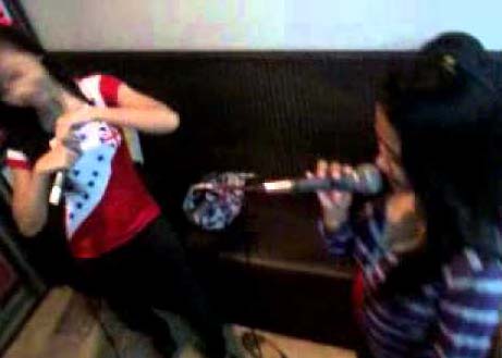 Pengunjung karoke sedang menyanyikan lagu kesayangannya. Pengunjung karoke sedang menyanyikan lagu kesayangannya.