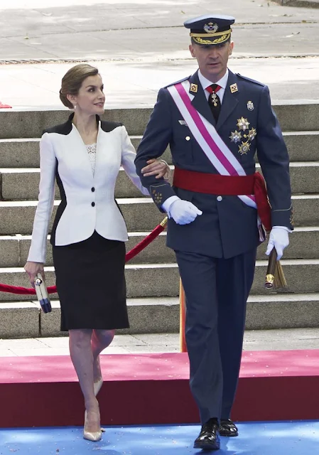 King Felipe and Queen Letizia attended the Armed Forces Day Homage 2016 (Día de las Fuerzas Armadas) in Madrid. Queen Letizia wore Felipe Varela dress, Magrit Shoes, Spring Summer 2016 dress