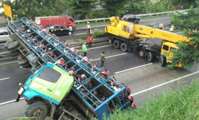 Truk Pengangkut Puluhan Honda CBR Terjungkir di Tol, Tapi Beruntung....