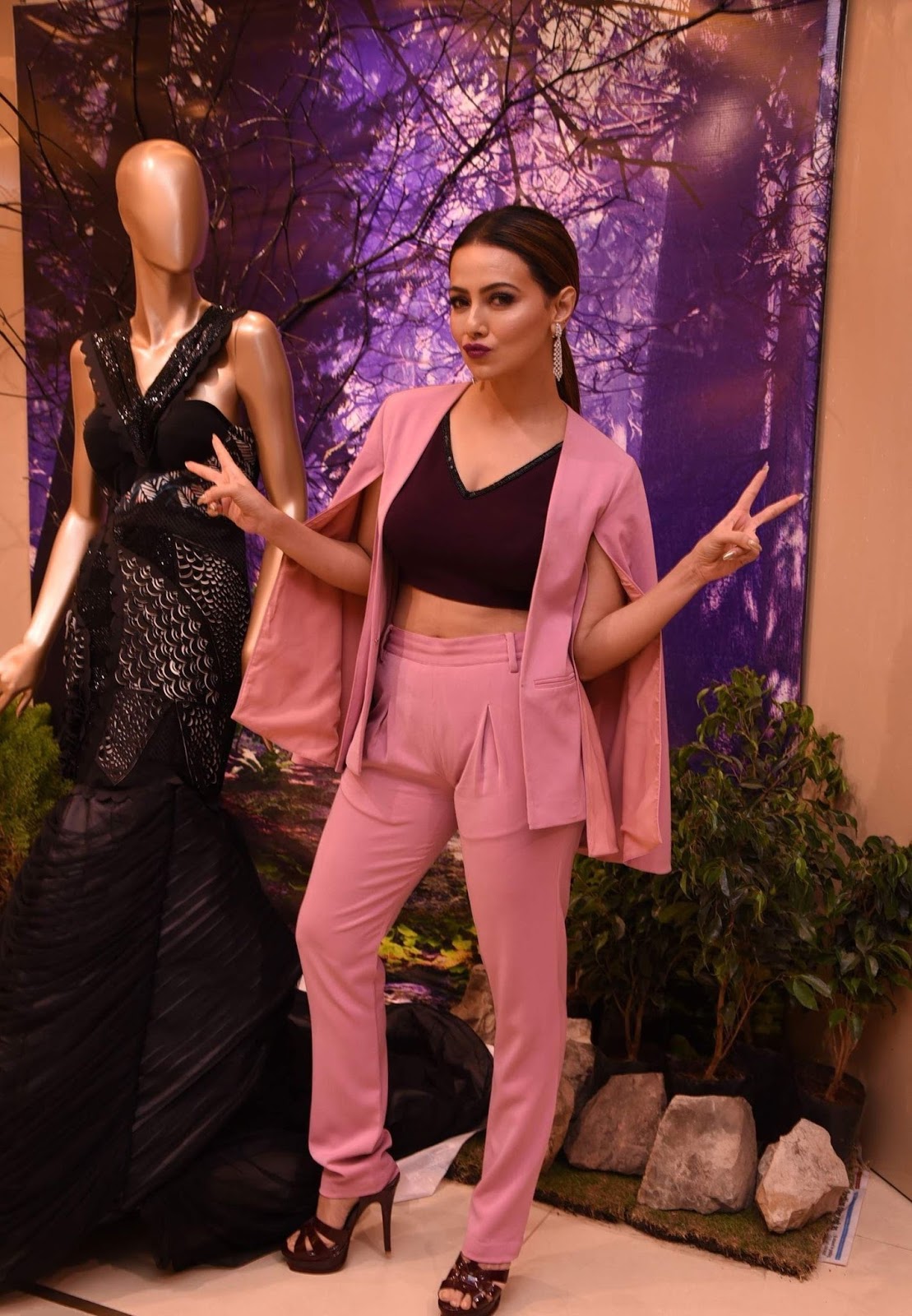 Sana Khan Looks Super Hot At The Preview of Party Wear Collection By Esha Amin