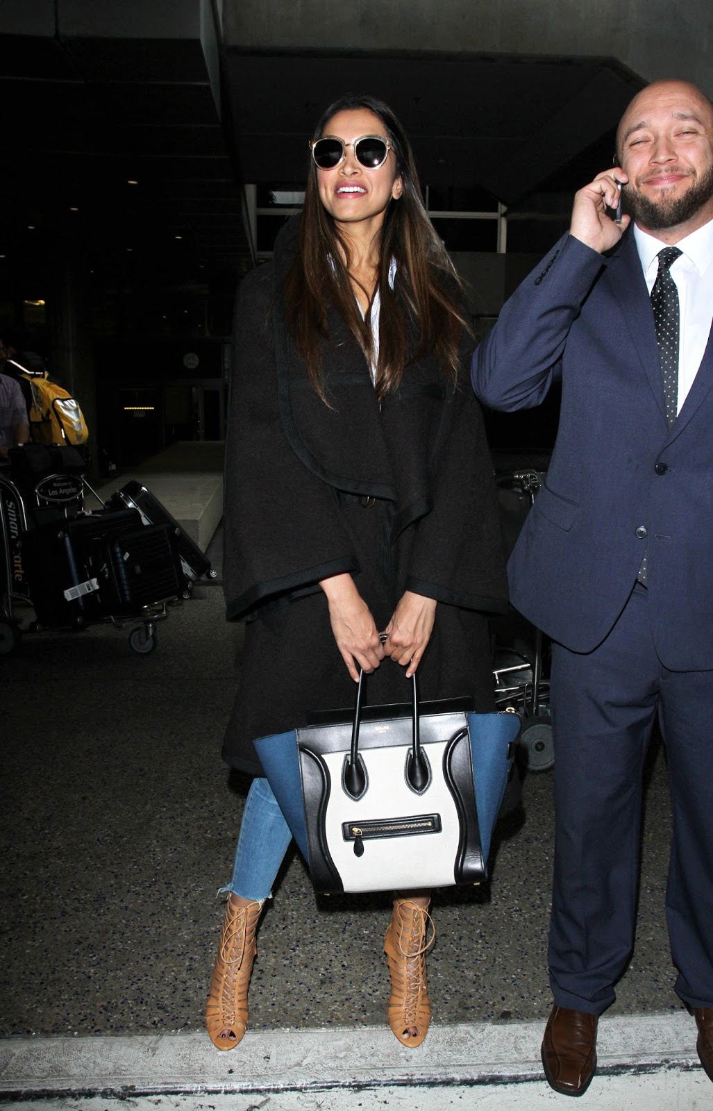 Deepika Padukone Looks Hot as She Arrives at LAX Airport in Los Angeles - Janaury 2, 2017