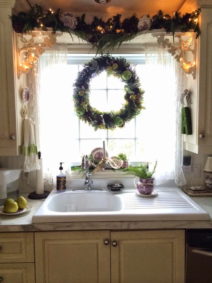 Maison Decor My tidy little purple and green Christmas kitchen