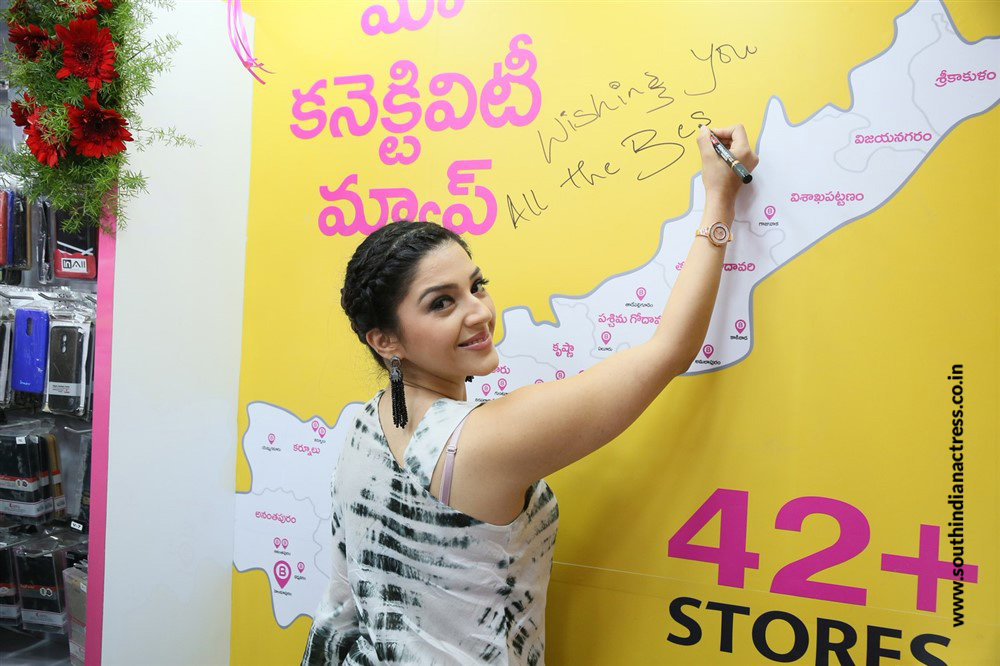 Mehreen Pirzada launches B New Mobile Store at Hindupur