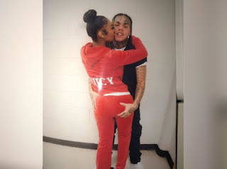 6ix9ine and Girlfriend Poses 6ix9ine and Girlfriend Poses
