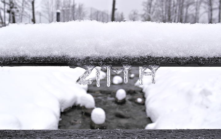 Goń się zimo! - zimowy krajobraz ze śniegiem i napis zima z sopli lodu