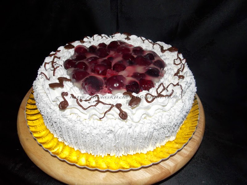 Tort cu fructe de padure si frisca