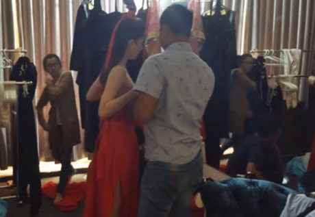 Ngọc Trinh vô tư cởi xiêm y để đồng nghiệp nam giúp mặc trang phục - Ảnh 2 Ngoc Trinh vo tu coi xiem y de dong nghiep nam giup mac trang phuc - Anh 2