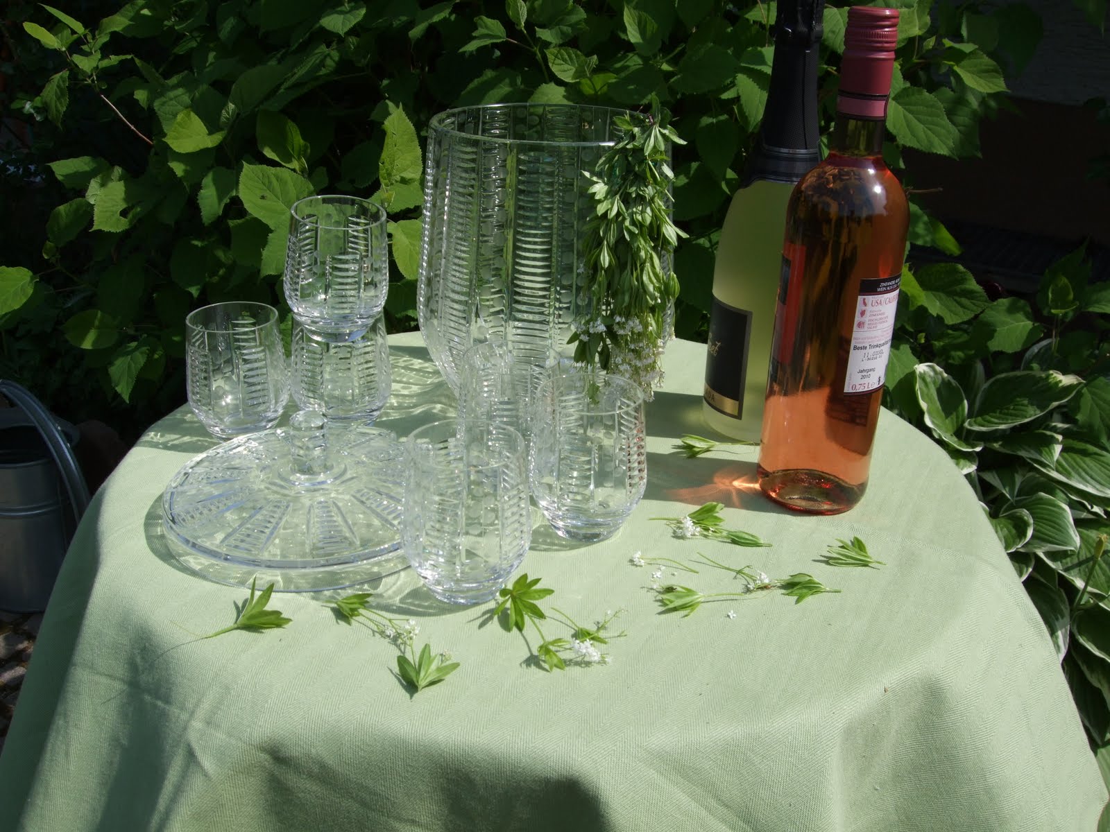 Lavendelträumerei: Pfingstrosen und Waldmeisterbowle mit Rezept