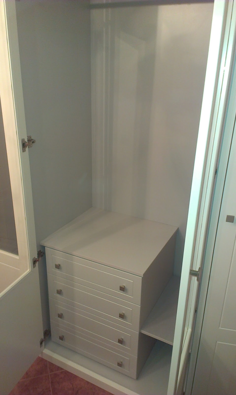 MUEBLES A MEDIDA: Armario de esquina lacado en blanco con 4 puertas con