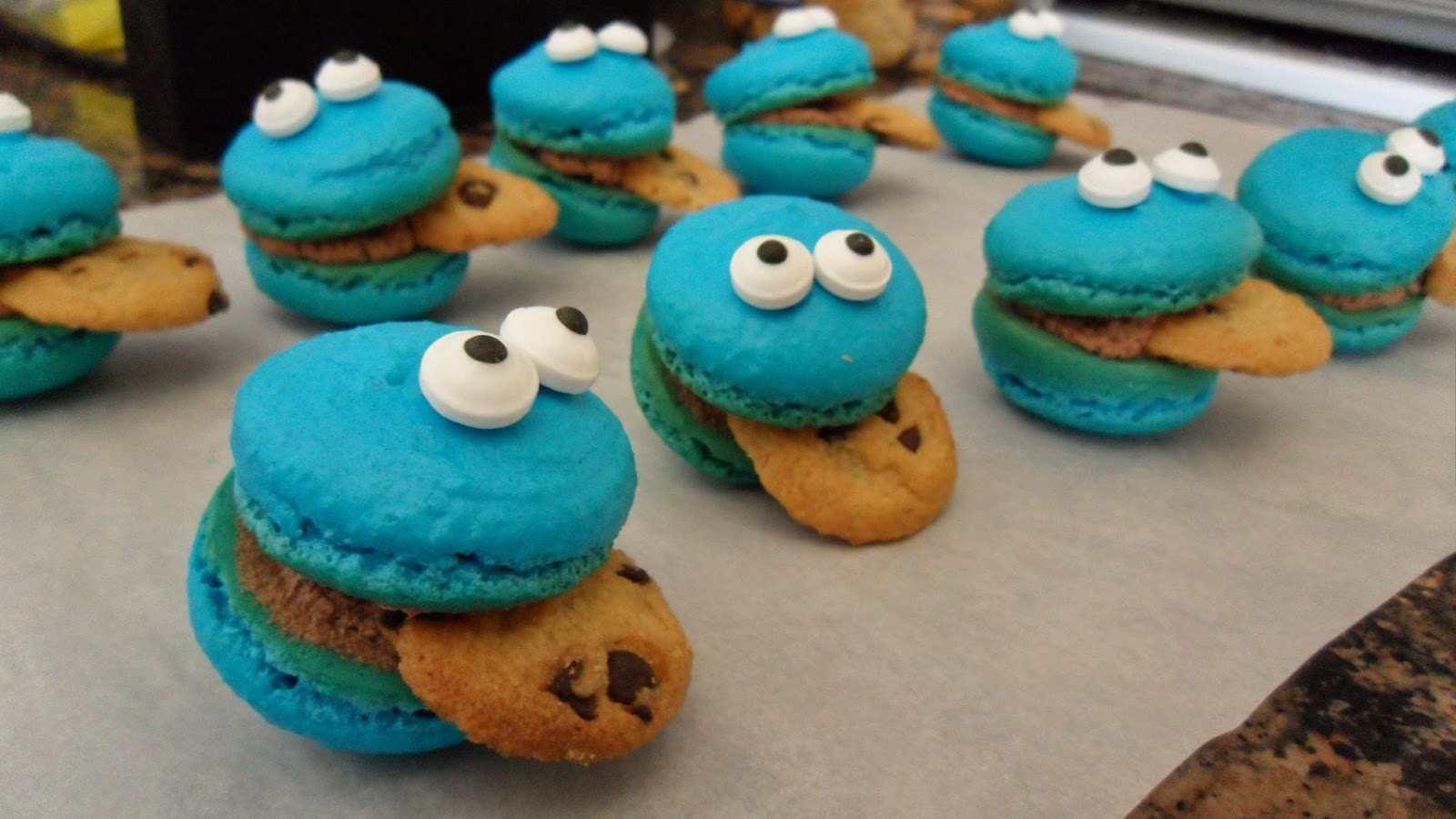 Ally in Cali: Cookie monster macarons
