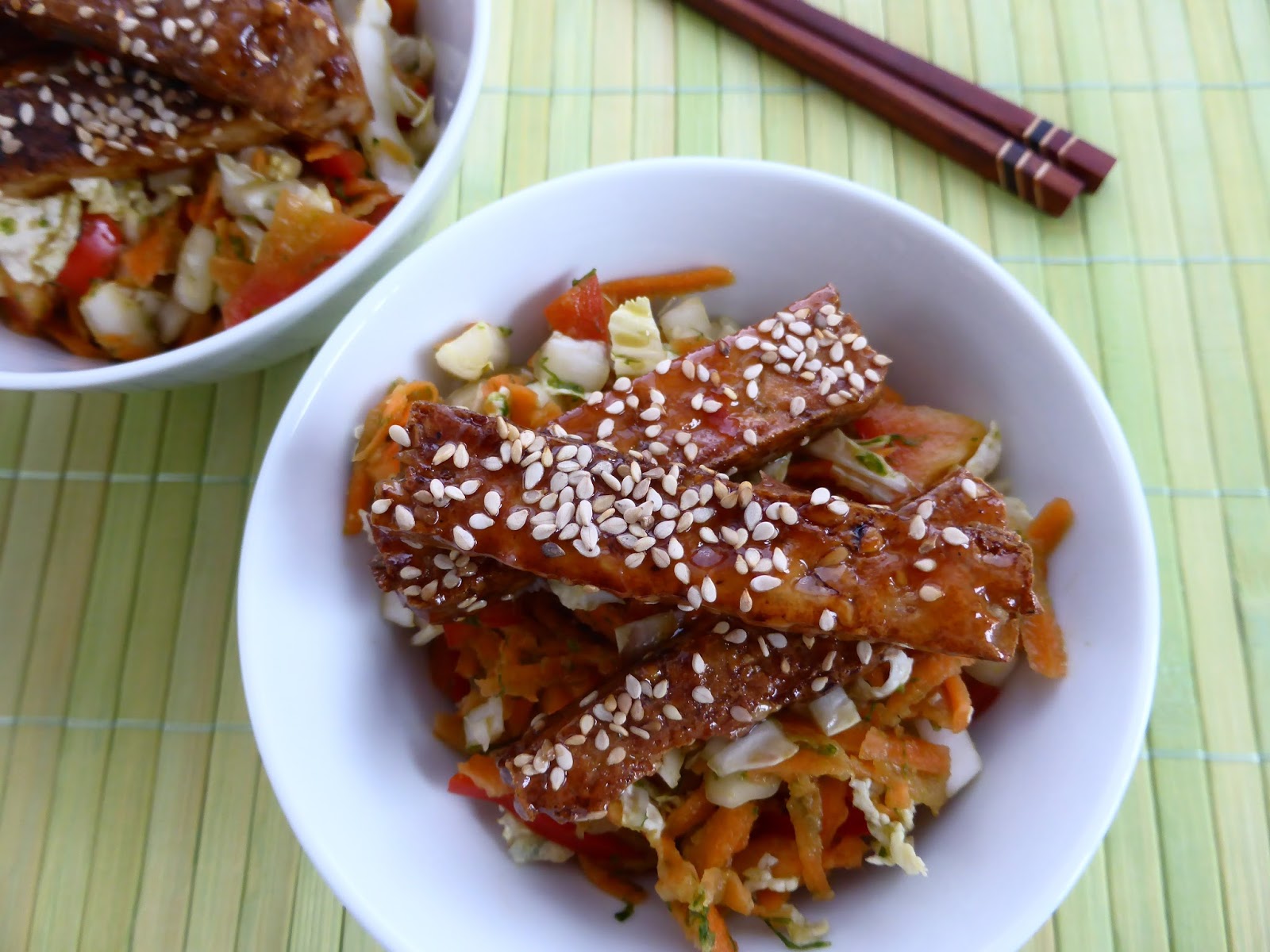 VEGAN - GO FOR IT: ASIA-SLAW SÜSS-SAUER MIT GEBRATENEM MANDEL-NUSS-TOFU