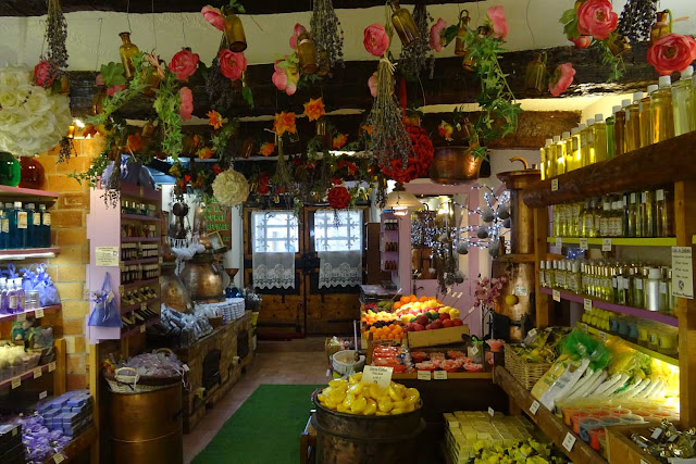 La Source de Parfumee Seifenladen,  getrocknete Blumen an der Decke