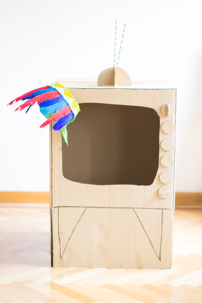 Como hacer una televisión para los niños con una caja