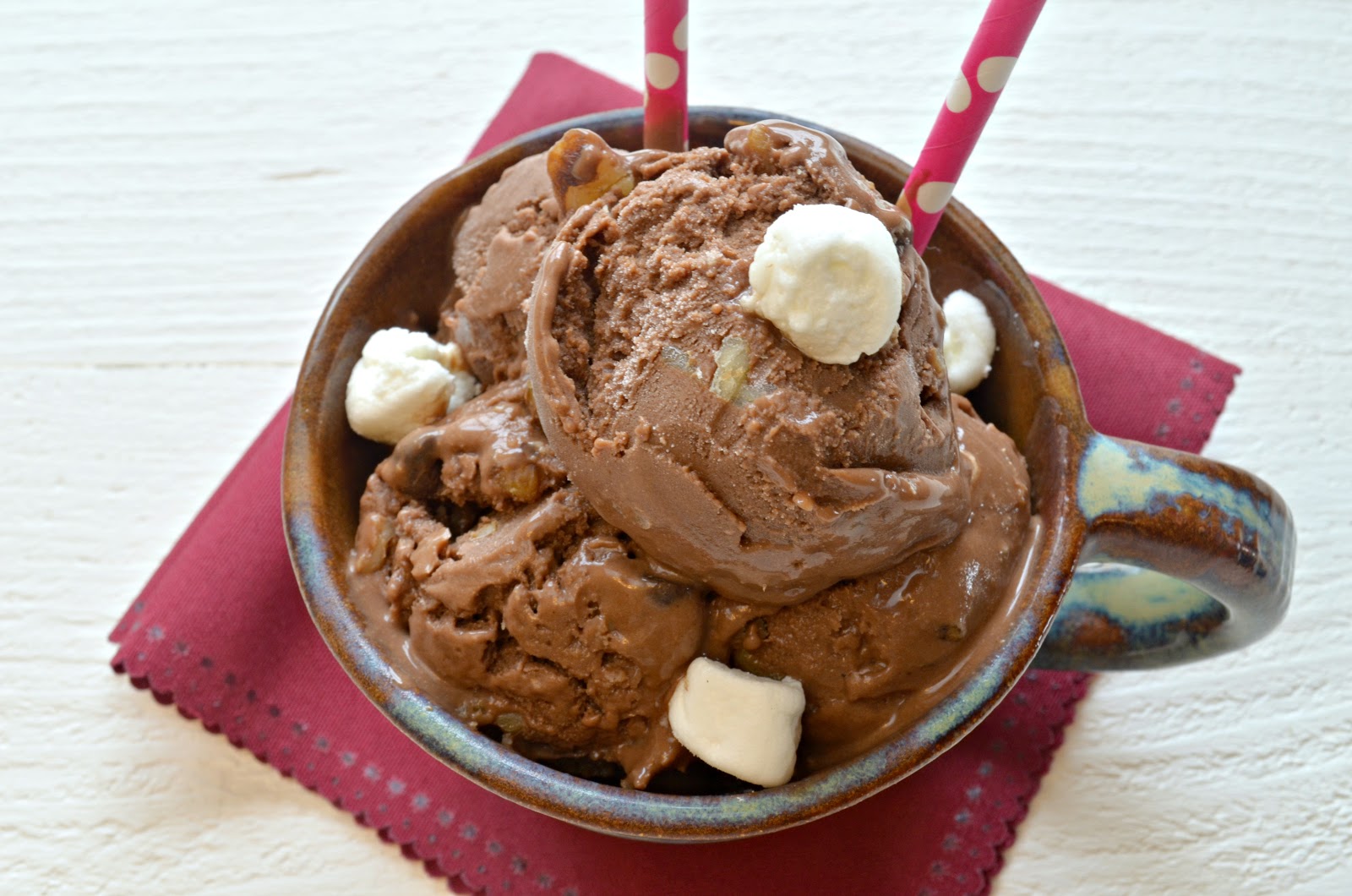 Crème glacée Rocky Road ( Chocolat, Chamallows et noix)