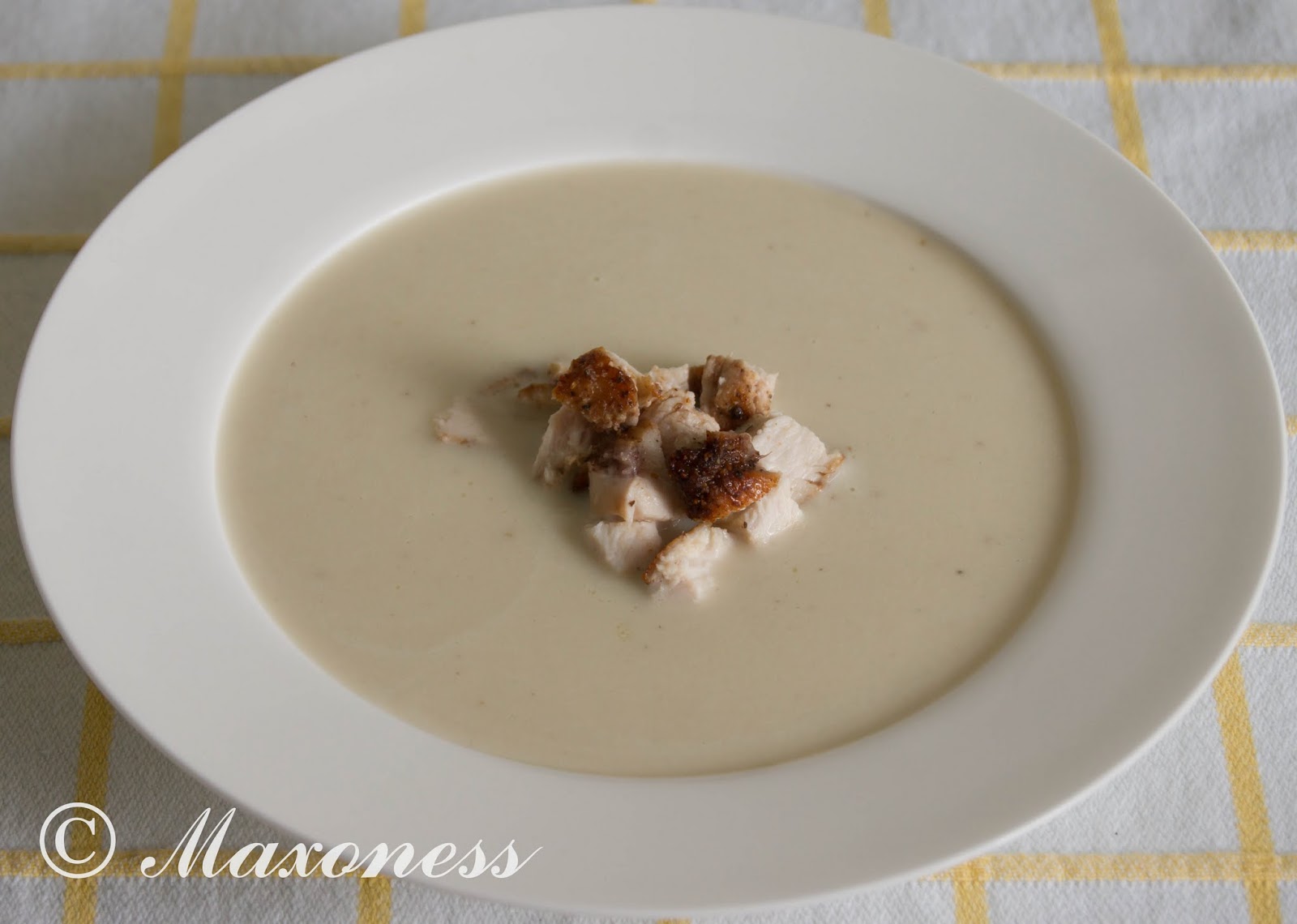 печеный чеснок гадость. чеснок запеченный в руке. чеснок на гриле целиком. чистка чеснока в микроволновке. как запечь чеснок в микроволновке.