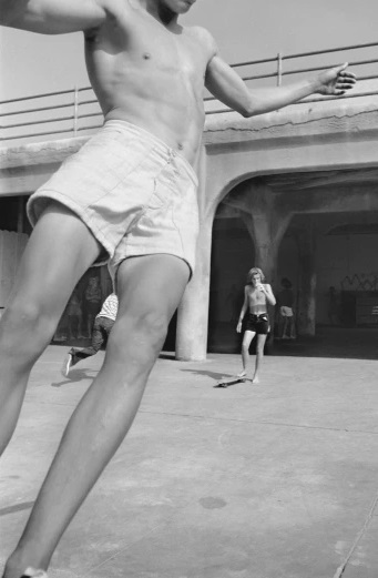 "Flash at the pier" - Huntington beach, CA, 1975 foto por Hugh Holland | black and white cool photos | 70s California skaters | imagenes chidas bellas, fotos en blanco y negro bonitas